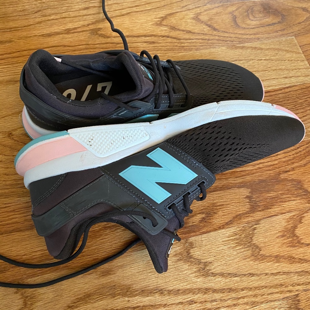 Women's New Balance tennis shoes